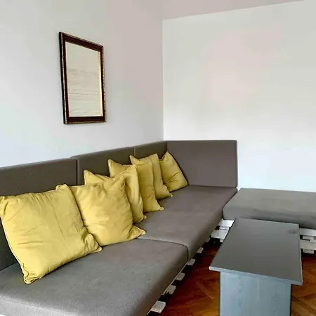 Star With Free Parking *