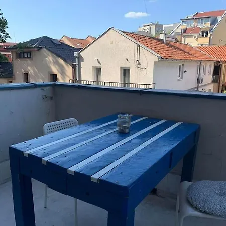 Star With Free Parking شقة *