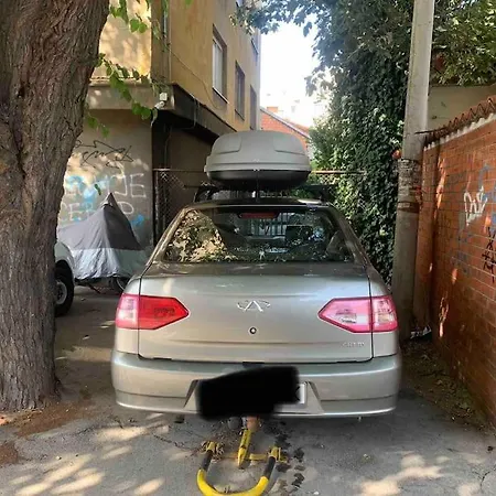 Star With Free Parking * Belgrado