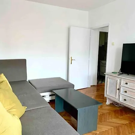 Star With Free Parking Apartment
