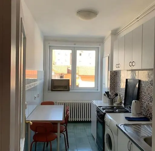 Star With Free Parking Apartment *