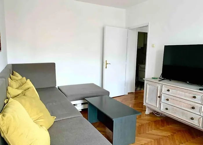 Star With Free Parking Apartment