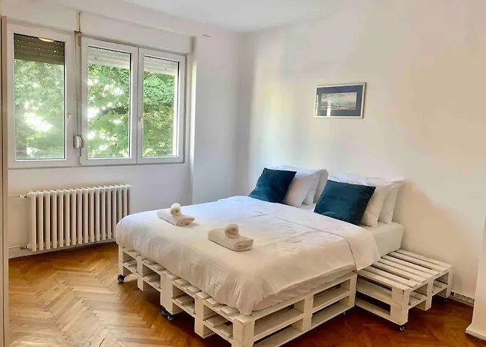 Star With Free Parking *